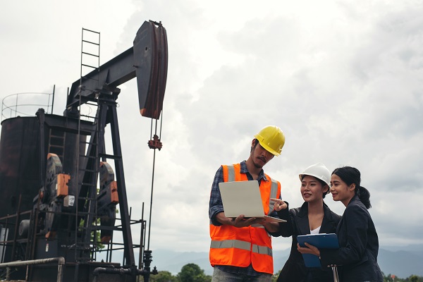 Esperti nel campo dell'Oil & Gas al lavoro.