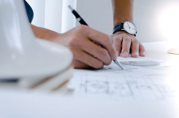 Professionista durante la fase progettuale di una commessa complessa.